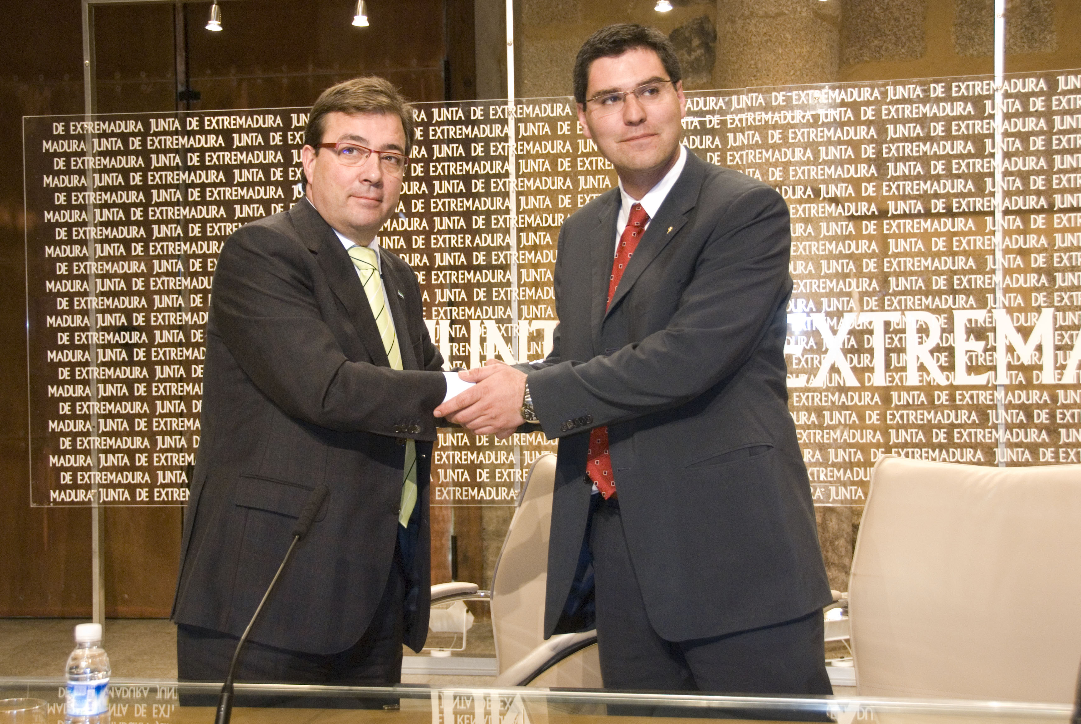 El Presidente de Extremadura, Guillermo Fernández Vara, y el de FEMPEX, Ramón Díaz farias, tras la firma del Pacto Local